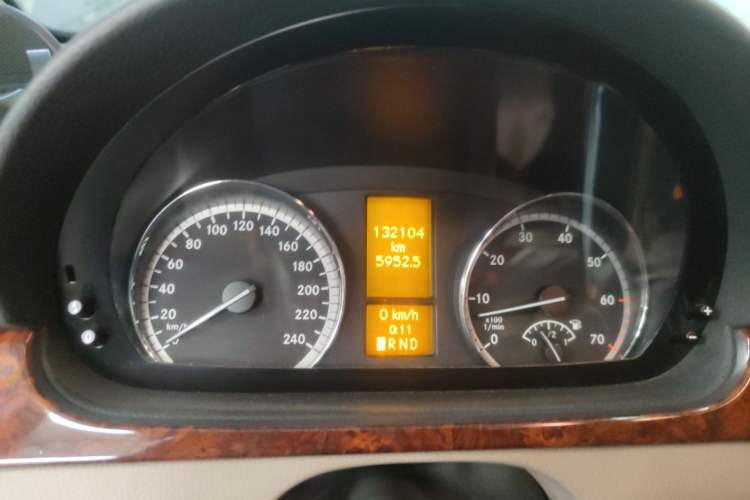 Used Mercedes-Benz Viano 2014 3.5L Premier Edition Odometer Close Up