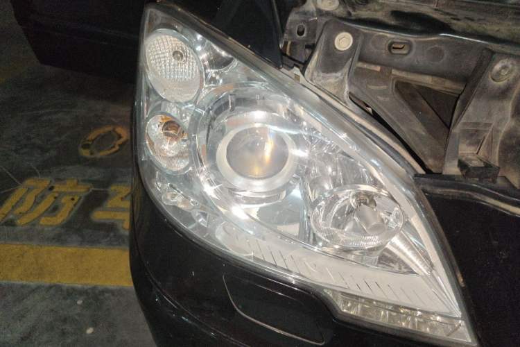 Used Mercedes-Benz Viano 2014 3.5L Premier Edition Right Front Headlight
