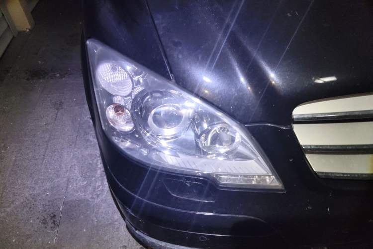 Used Mercedes-Benz Viano 2014 3.5L Premier Edition Right Front Headlight