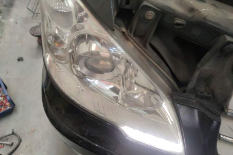 Used Mercedes-Benz Viano 2014 3.5L Premier Edition Right Front Headlight