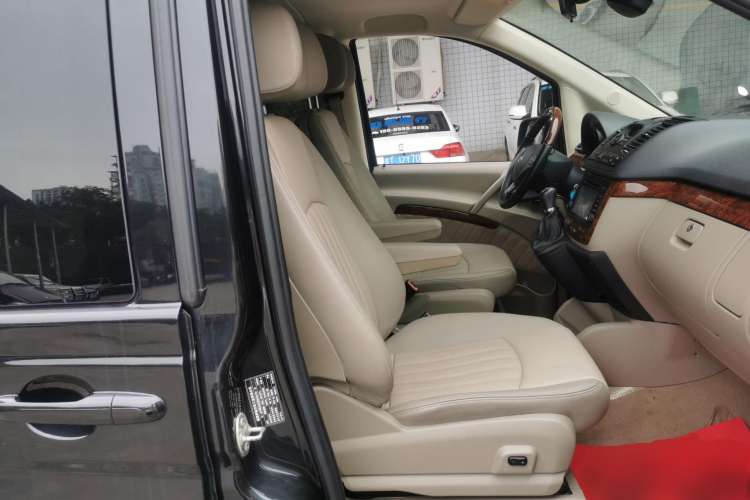 Used Mercedes-Benz Viano 2014 3.5L Premier Edition Right Front Seat