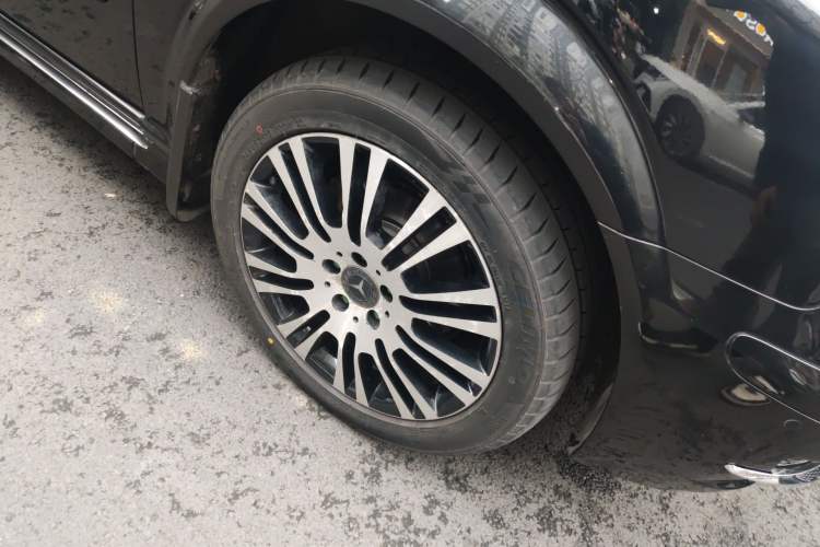 Used Mercedes-Benz Viano 2014 3.5L Premier Edition Right Front Wheel Hub