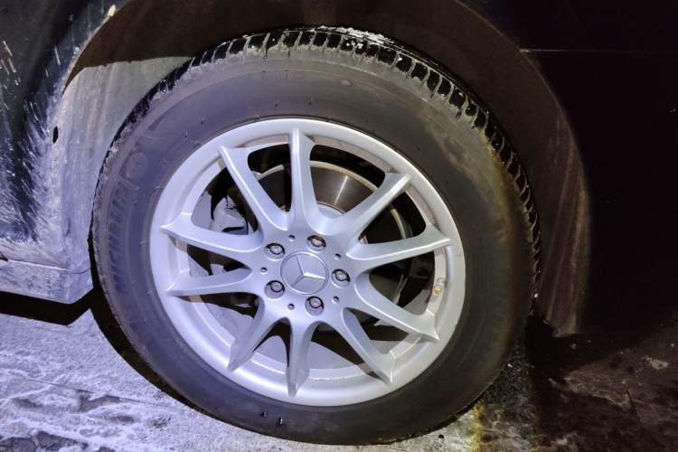 Used Mercedes-Benz Viano 2014 3.5L Premier Edition Right Front Wheel Hub
