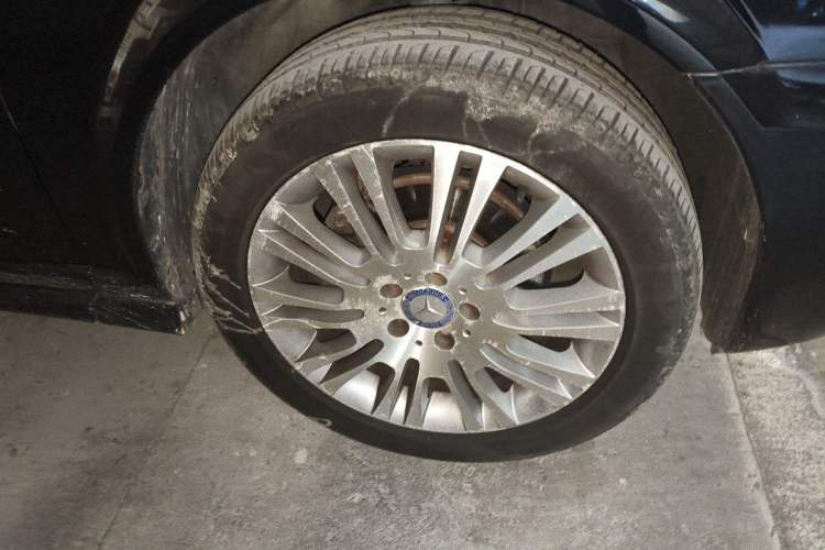 Used Mercedes-Benz Viano 2014 3.5L Premier Edition Right Front Wheel Hub