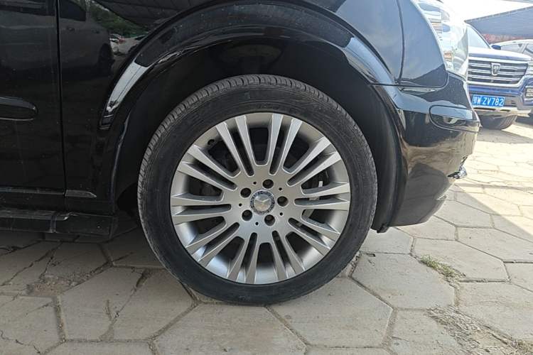 Used Mercedes-Benz Viano 2014 3.5L Premier Edition Right Front Wheel Hub
