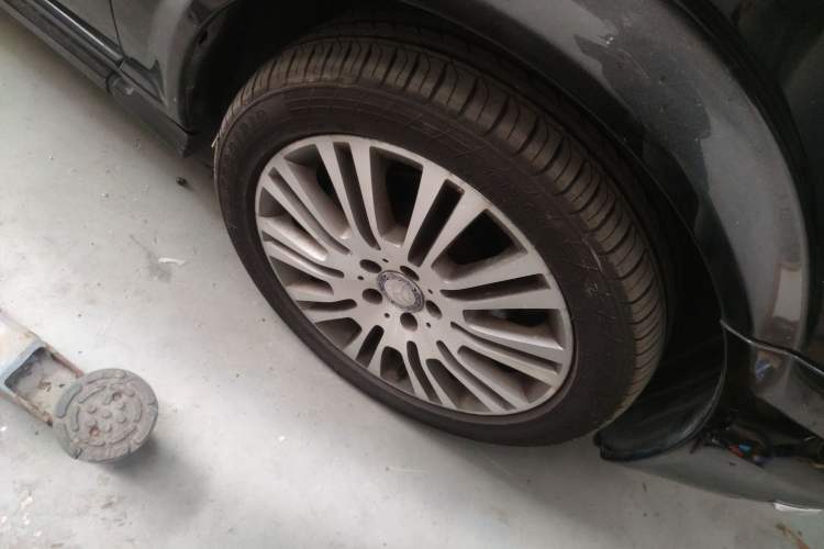 Used Mercedes-Benz Viano 2014 3.5L Premier Edition Right Front Wheel Hub
