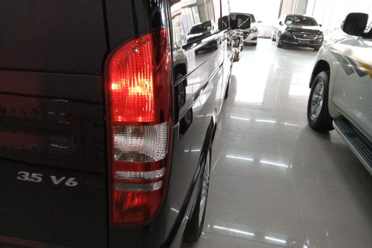Used Mercedes-Benz Viano 2014 3.5L Premier Edition Right Rear Taillight