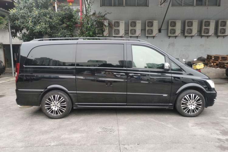 Used Mercedes-Benz Viano 2014 3.5L Premier Edition Right Side