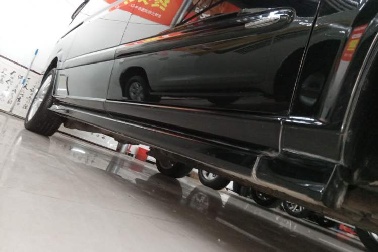 Used Mercedes-Benz Viano 2014 3.5L Premier Edition Right Side Sill
