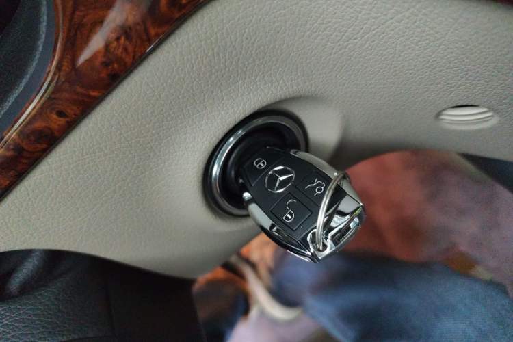 Used Mercedes-Benz Viano 2014 3.5L Premier Edition Vehicle Key