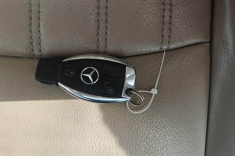 Used Mercedes-Benz Viano 2014 3.5L Premier Edition Vehicle Key
