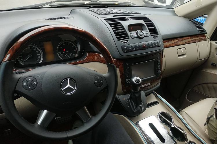 Used Mercedes-Benz Viano 2014 3.5L Premier Edition Center Console