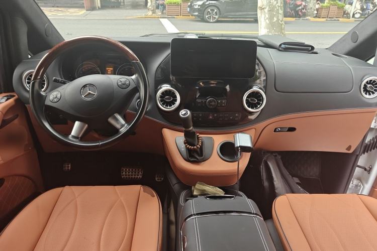 Used Mercedes-Benz Viano 2014 3.5L Premier Edition Center Console