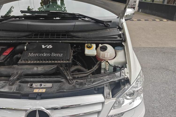 Used Mercedes-Benz Viano 2014 3.5L Premier Edition Engine Bay Left