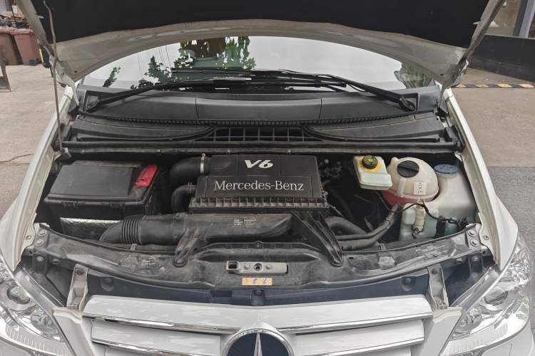 Used Mercedes-Benz Viano 2014 3.5L Premier Edition Engine Bay