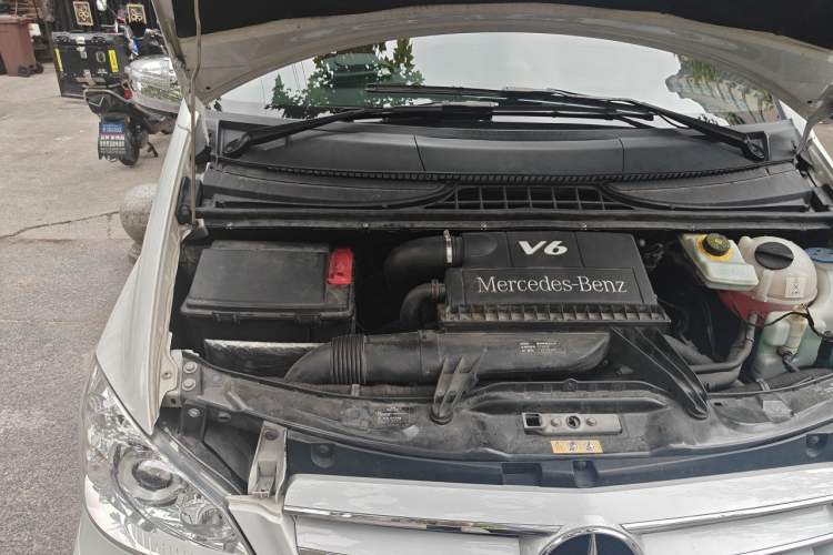Used Mercedes-Benz Viano 2014 3.5L Premier Edition Engine Bay Right