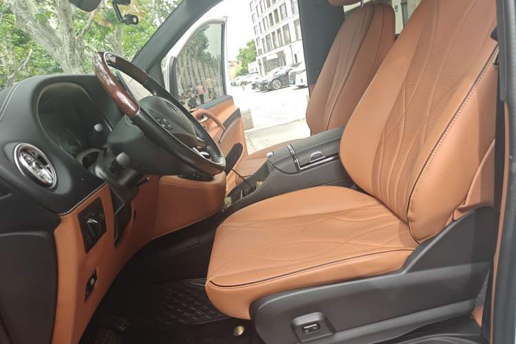 Used Mercedes-Benz Viano 2014 3.5L Premier Edition Left Front Seat