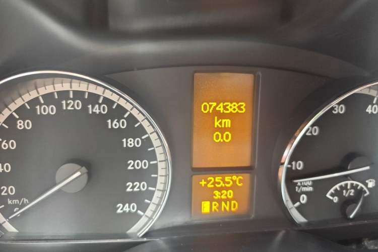 Used Mercedes-Benz Viano 2014 3.5L Premier Edition Odometer Close Up