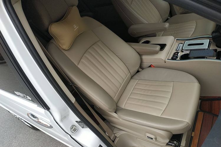 Used Mercedes-Benz Viano 2014 3.5L Premier Edition Right Front Seat