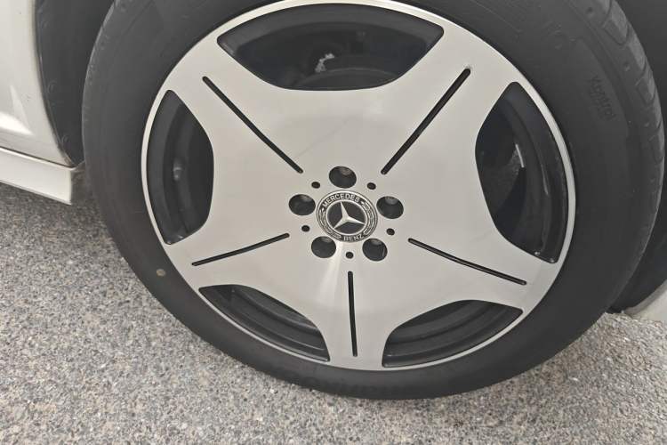 Used Mercedes-Benz Viano 2014 3.5L Premier Edition Right Front Wheel Hub