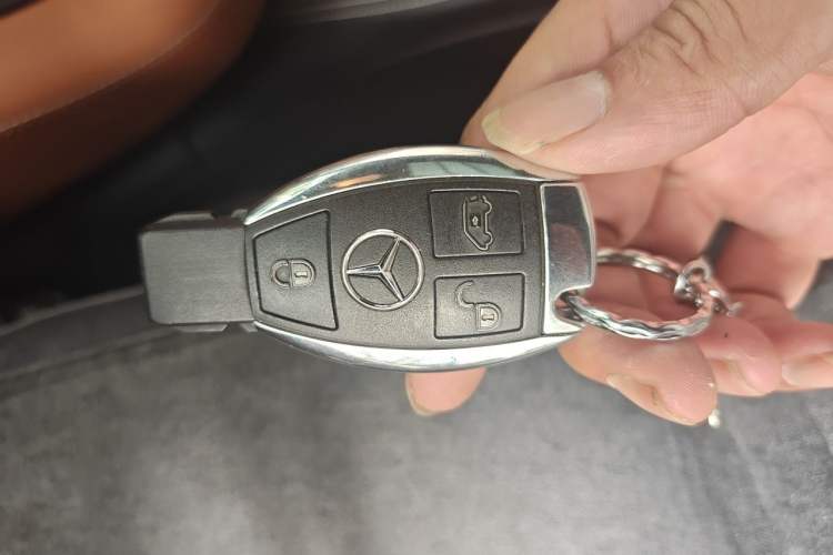 Used Mercedes-Benz Viano 2014 3.5L Premier Edition Vehicle Key