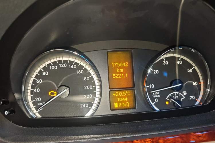 Used Mercedes-Benz Viano 2015 3.0L Partner Edition Odometer Close Up