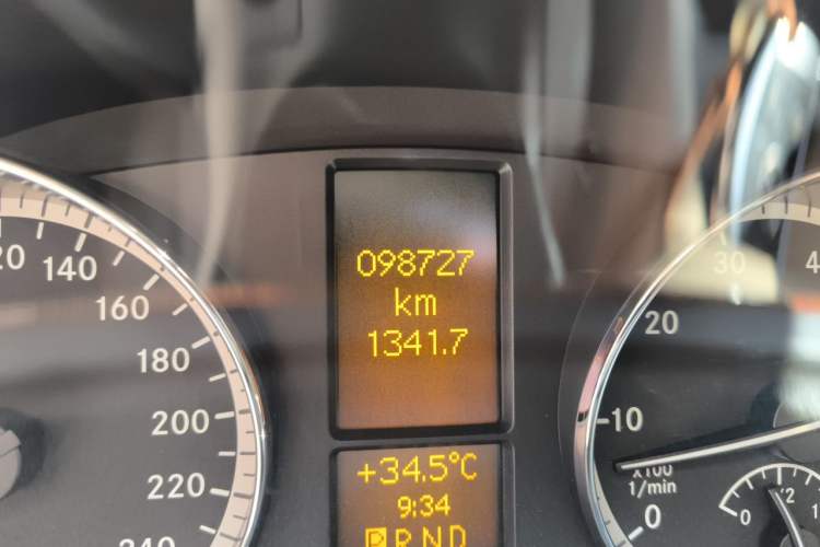 Used Mercedes-Benz Viano 2015 3.0L Partner Edition Odometer Close Up