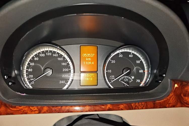 Used Mercedes-Benz Viano 2015 3.0L Partner Edition Odometer Close Up