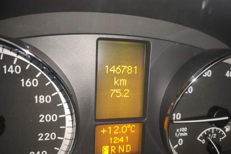 Used Mercedes-Benz Viano 2015 3.0L Partner Edition Odometer Close Up