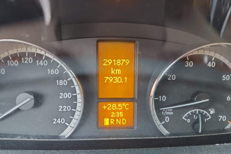Used Mercedes-Benz Viano 2015 3.0L Partner Edition Odometer Close Up