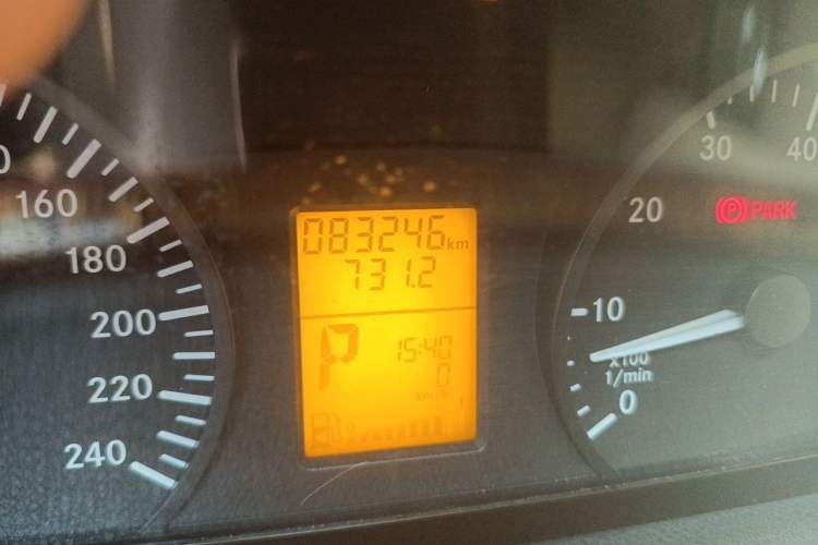 Used Mercedes-Benz Viano 2015 3.0L Partner Edition Odometer Close Up