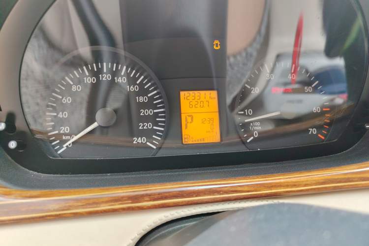 Used Mercedes-Benz Viano 2015 3.0L Partner Edition Odometer Close Up
