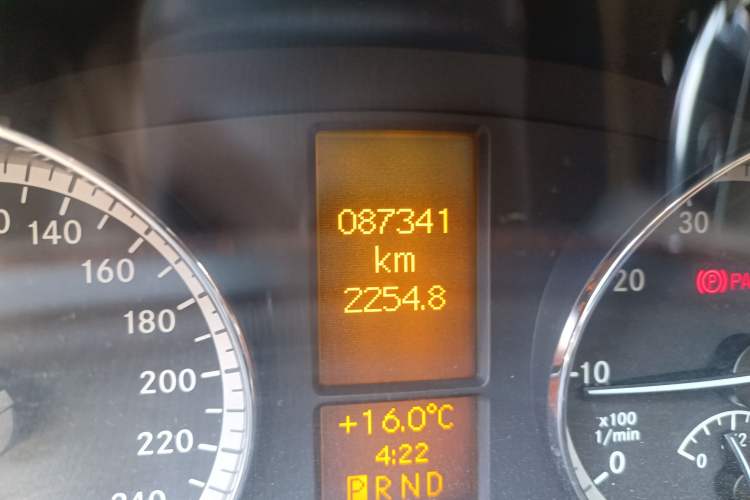 Used Mercedes-Benz Viano 2015 3.0L Partner Edition Odometer Close Up
