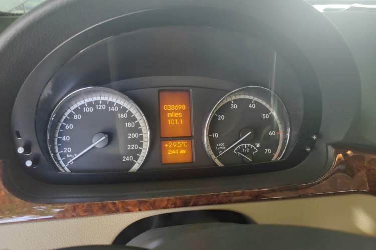 Used Mercedes-Benz Viano 2015 3.0L Partner Edition Odometer Close Up