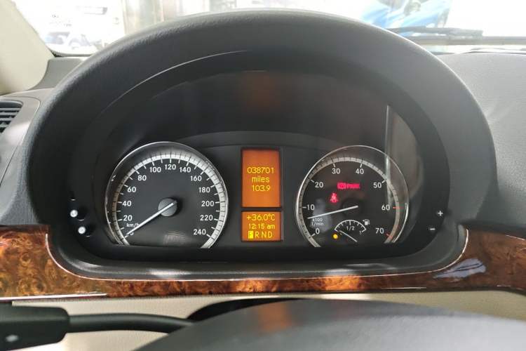Used Mercedes-Benz Viano 2015 3.0L Partner Edition Odometer Close Up