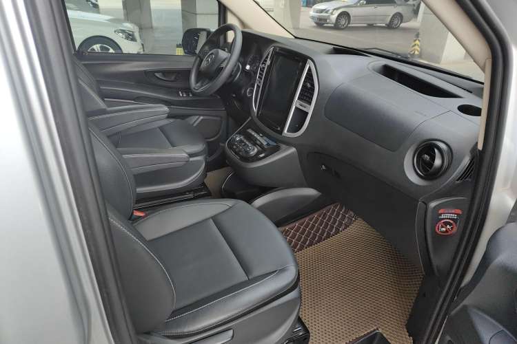 Used Mercedes-Benz Vito 2018 2.0T Elite Version 7 Seats China VI Emission Standard Headliner