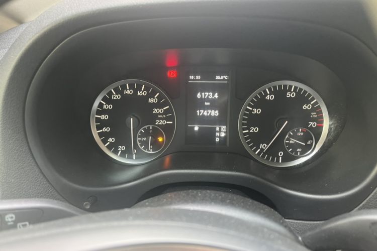 Used Mercedes-Benz Vito 2016 2.0T Business Edition Odometer Close Up