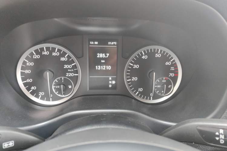 Used Mercedes-Benz Vito 2018 2.0T Elite Version 7 Seats China VI Emission Standard Odometer Close Up