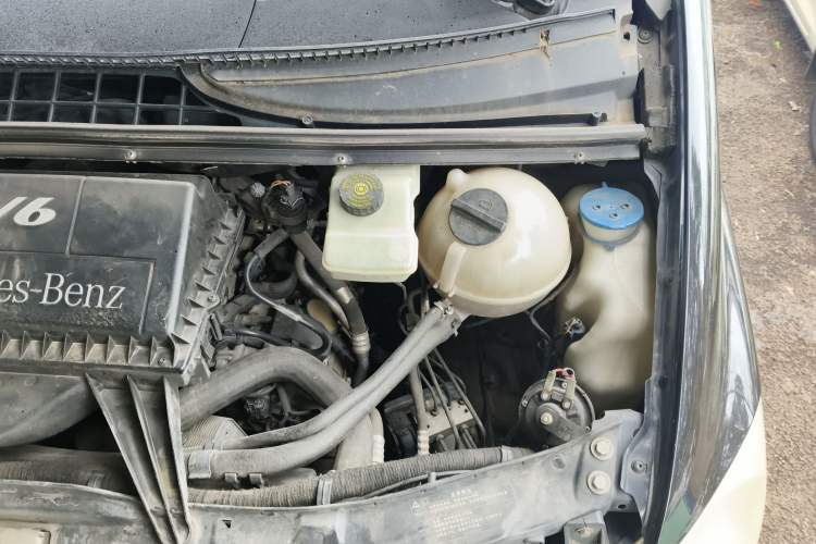 Used Mercedes-Benz Vito 2010 2.5L Elite Edition Engine Bay Left
