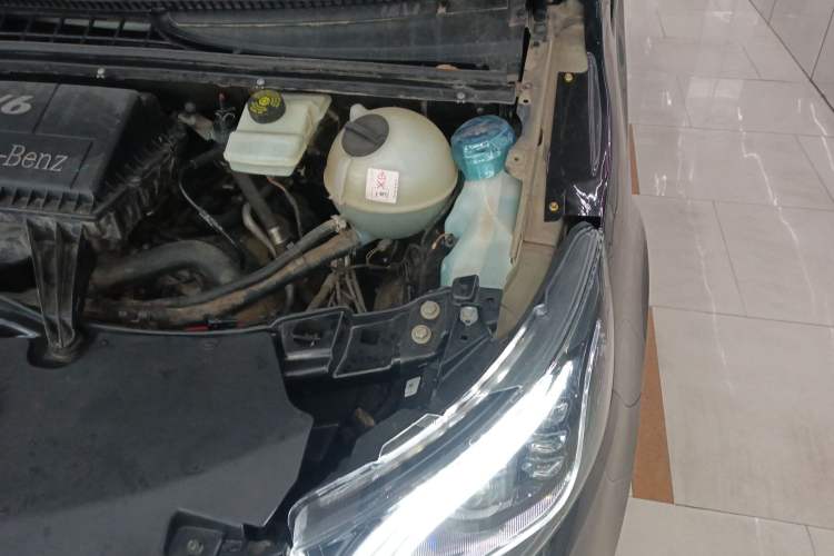 Used Mercedes-Benz Vito 2010 2.5L Elite Edition Engine Bay Left