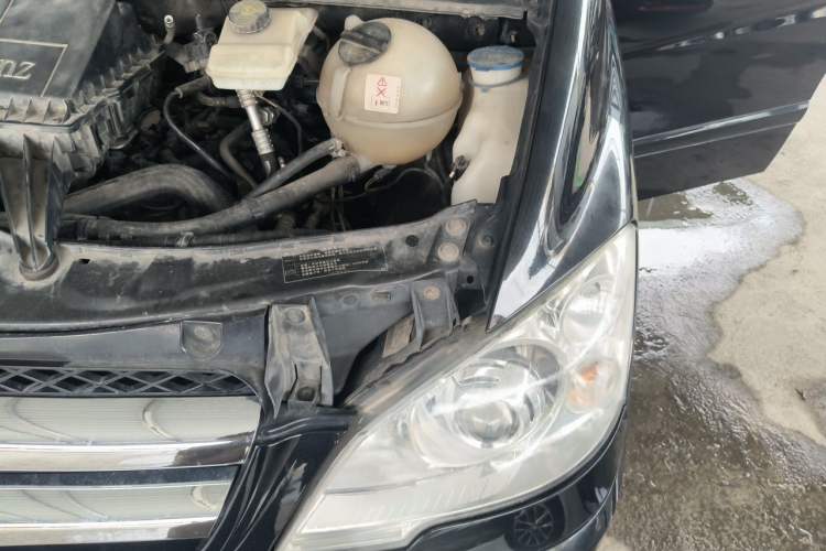 Used Mercedes-Benz Vito 2010 2.5L Elite Edition Engine Bay Left
