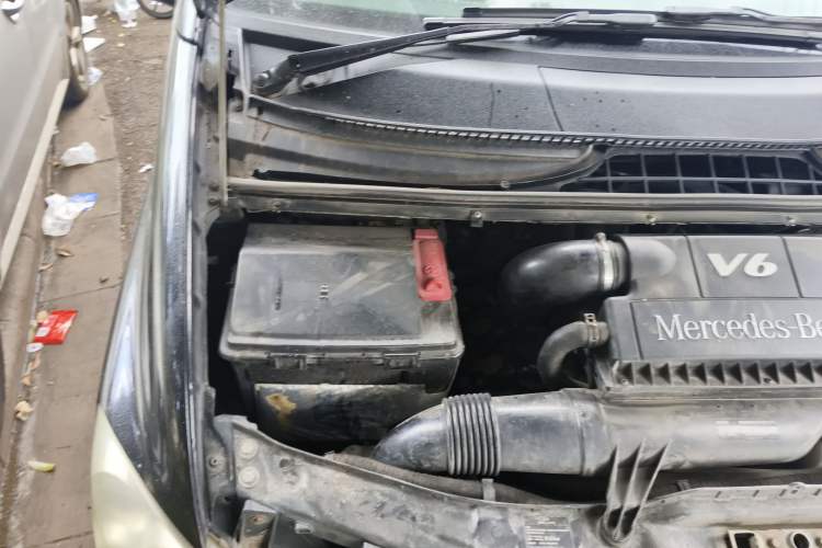 Used Mercedes-Benz Vito 2010 2.5L Elite Edition Engine Bay Right