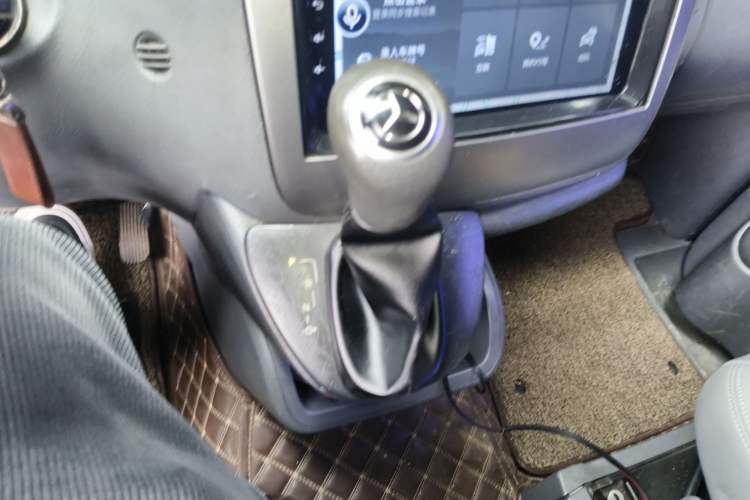 Used Mercedes-Benz Vito 2010 2.5L Elite Edition Gear Lever