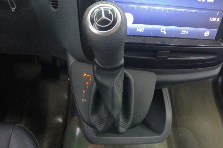 Used Mercedes-Benz Vito 2010 2.5L Elite Edition Gear Lever