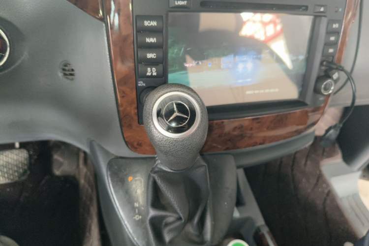 Used Mercedes-Benz Vito 2010 2.5L Elite Edition Gear Lever
