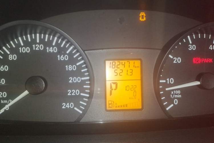 Used Mercedes-Benz Vito 2010 2.5L Elite Edition Odometer Close Up