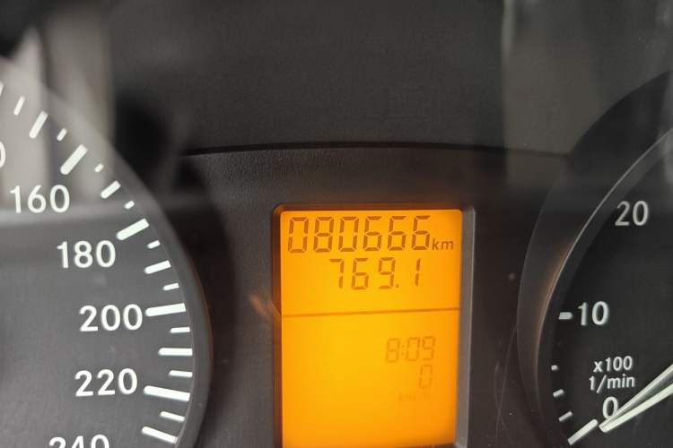 Used Mercedes-Benz Vito 2010 2.5L Business Edition Odometer Close Up
