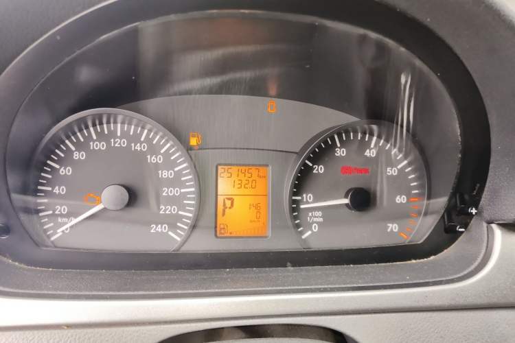 Used Mercedes-Benz Vito 2010 2.5L Elite Edition Odometer Close Up