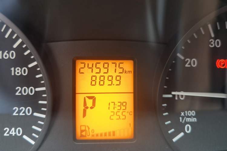Used Mercedes-Benz Vito 2010 2.5L Elite Edition Odometer Close Up