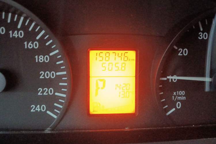 Used Mercedes-Benz Vito 2010 2.5L Elite Edition Odometer Close Up